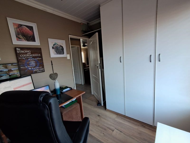 3-Bedroom 1st Floor Townhouse with Private Garden in Birchleigh - Photo 9