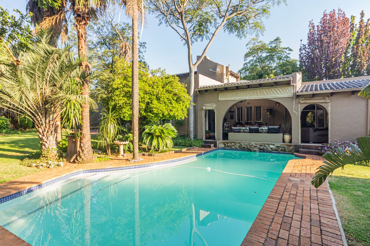 Beautiful character home in the sought after boomed koppie area of Boskruin. - Photo 2