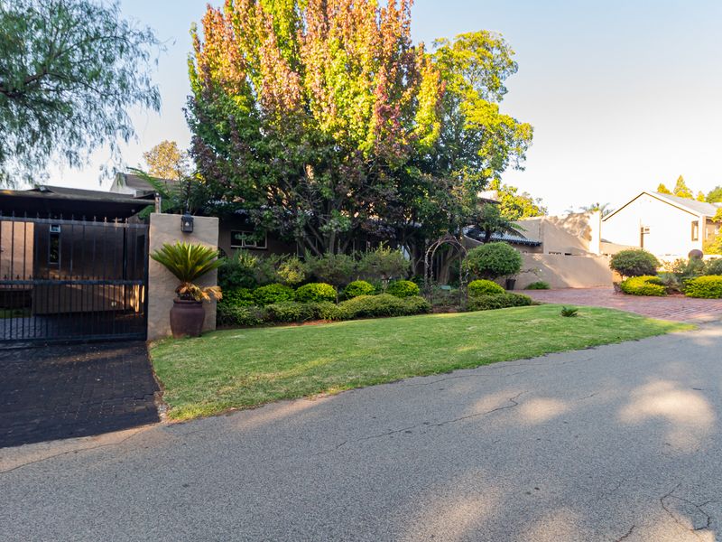 Beautiful character home in the sought after boomed koppie area of Boskruin. - Photo 10