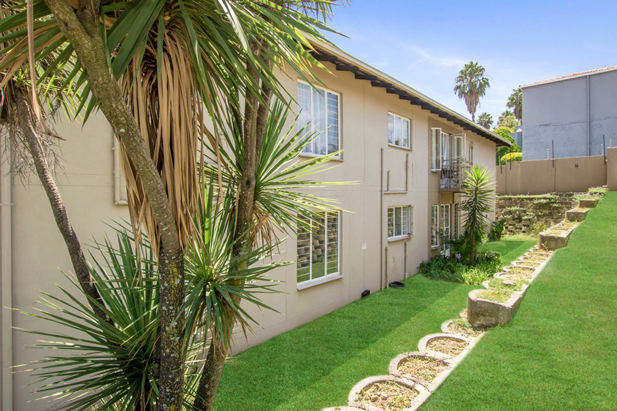 Charming 1-Bedroom Apartment with Open-Plan Living & Beautiful Gardens - Photo 3