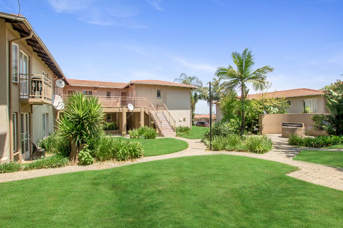 Charming 1-Bedroom Apartment with Open-Plan Living & Beautiful Gardens - Photo 2