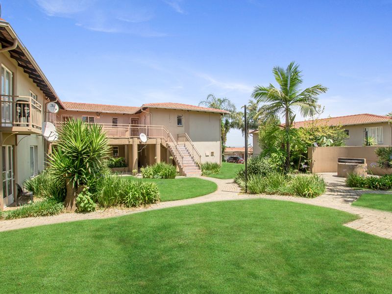 Charming 1-Bedroom Apartment with Open-Plan Living & Beautiful Gardens - Photo 2