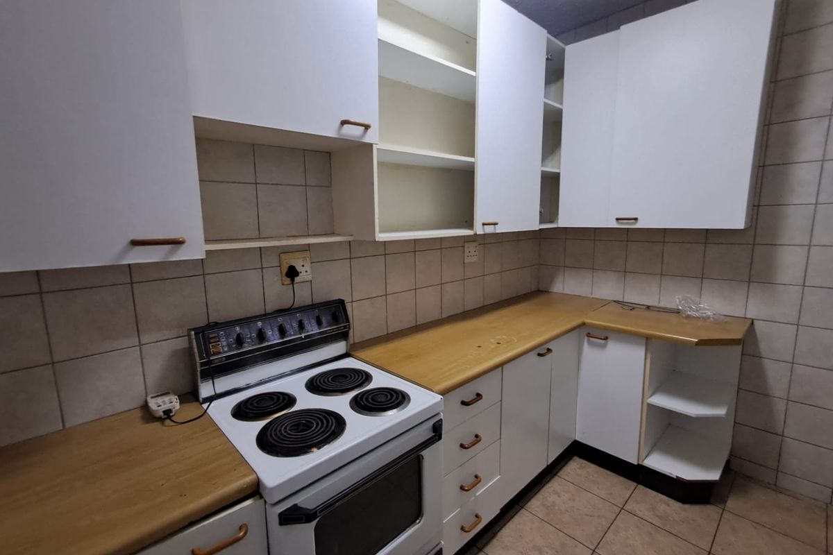 Ground Floor 2-Bedroom Apartment with Private Yard – A Smart Buy! - Photo 2