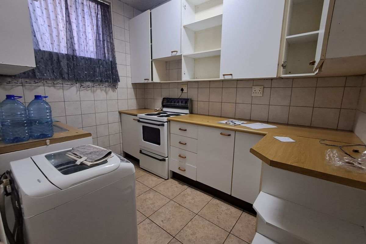 Ground Floor 2-Bedroom Apartment with Private Yard – A Smart Buy! - Photo 3