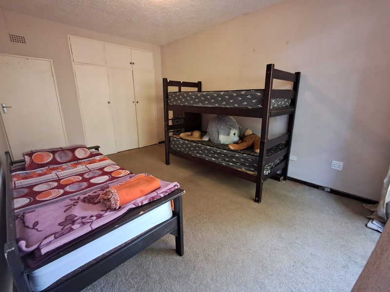 Ground Floor 2-Bedroom Apartment with Private Yard – A Smart Buy! - Photo 7