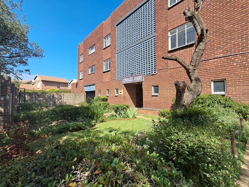 Ground Floor 2-Bedroom Apartment with Private Yard – A Smart Buy! - Photo 1