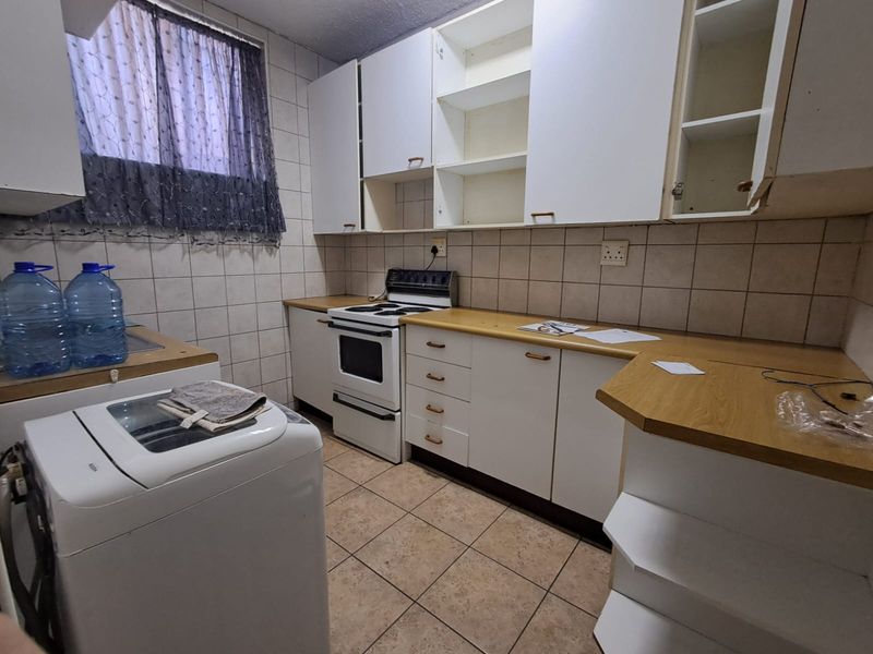 Ground Floor 2-Bedroom Apartment with Private Yard – A Smart Buy! - Photo 3