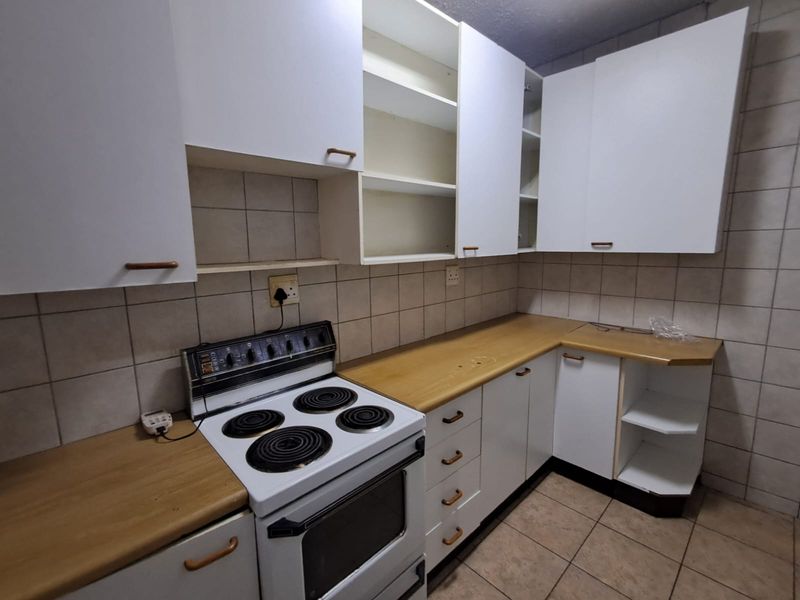 Ground Floor 2-Bedroom Apartment with Private Yard – A Smart Buy! - Photo 2