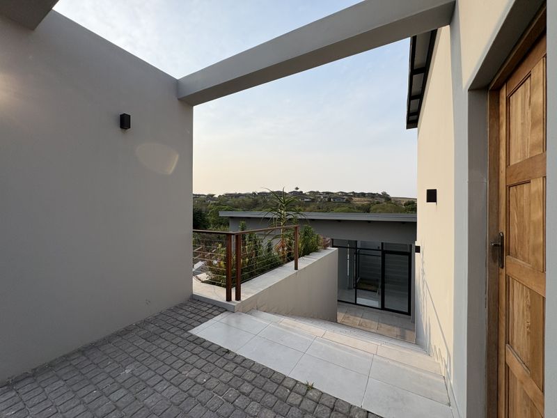 THE PERFECT COASTAL ESTATE LIVING. - Photo 2