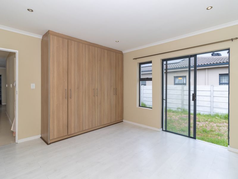 Secure 3 Bedroom Family Home - Photo 10