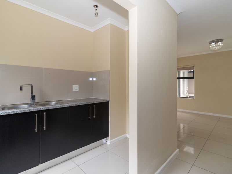 Secure 3 Bedroom Family Home - Photo 7