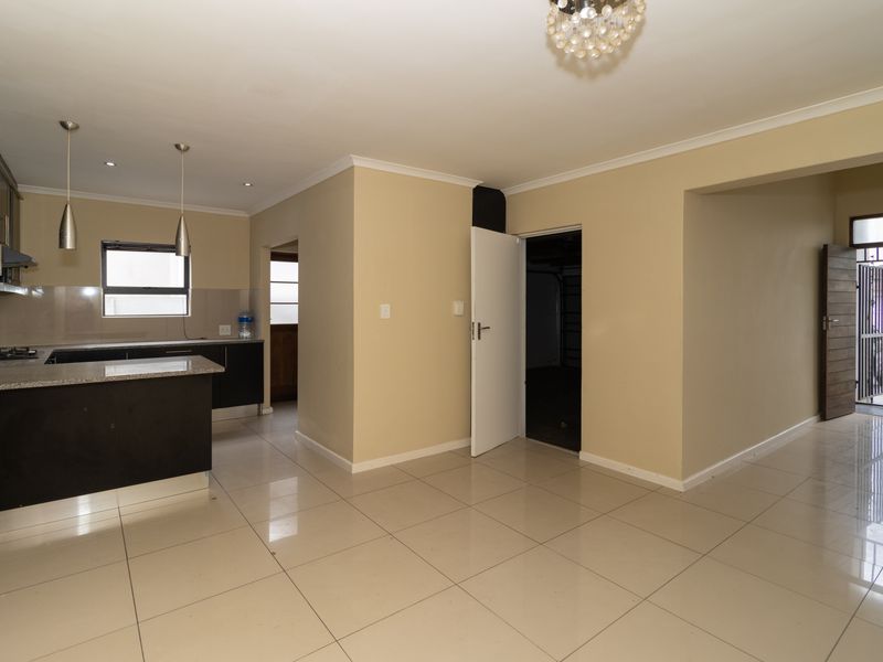 Secure 3 Bedroom Family Home - Photo 8