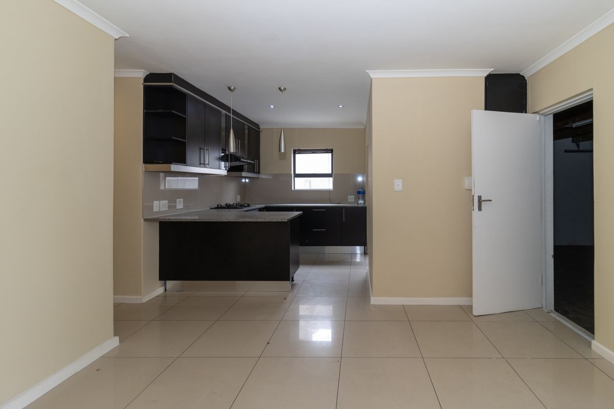 Secure 3 Bedroom Family Home - Photo 5