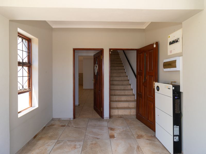 Modern 3-Bedroom Duplex - DOWNSTAIRS - with Private Entrance, Pool & Inverter to rent in Raithby - Photo 2