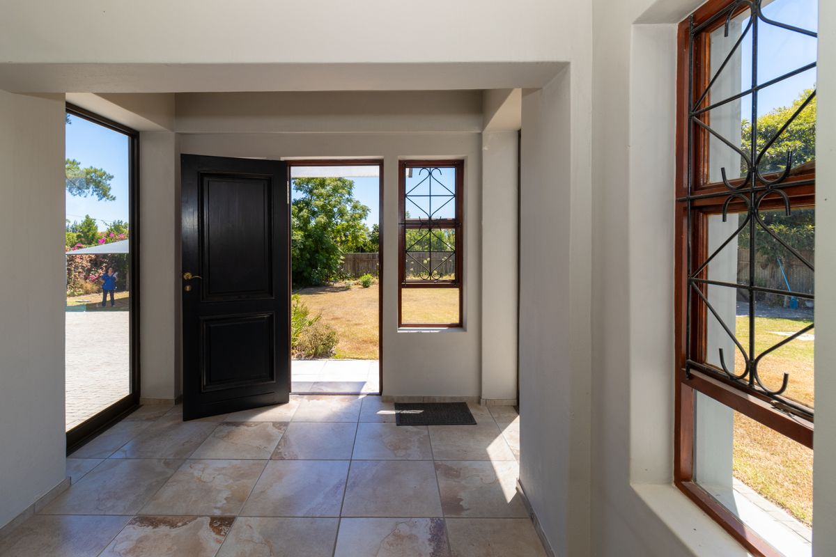 Modern 3-Bedroom Duplex - DOWNSTAIRS - with Private Entrance, Pool & Inverter to rent in Raithby - Photo 3