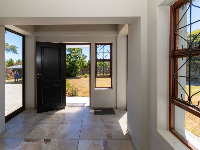 Modern 3-Bedroom Duplex - DOWNSTAIRS - with Private Entrance, Pool & Inverter to rent in Raithby - Photo 3