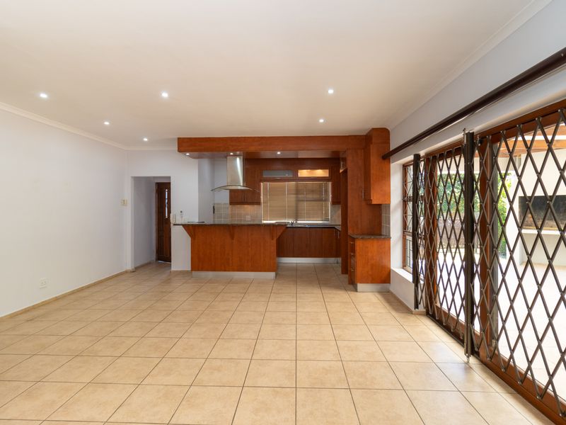 Modern 3-Bedroom Duplex - DOWNSTAIRS - with Private Entrance, Pool & Inverter to rent in Raithby - Photo 4