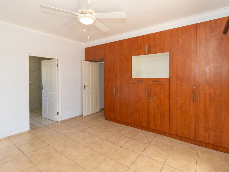 Modern 3-Bedroom Duplex - DOWNSTAIRS - with Private Entrance, Pool & Inverter to rent in Raithby - Photo 9