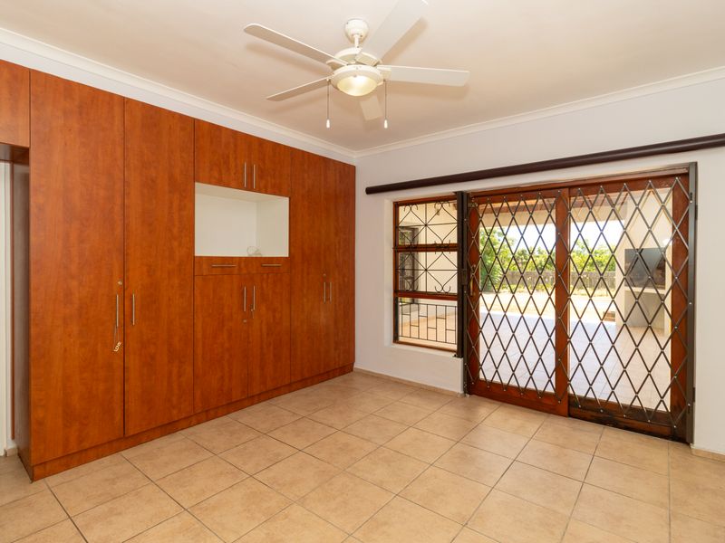 Modern 3-Bedroom Duplex - DOWNSTAIRS - with Private Entrance, Pool & Inverter to rent in Raithby - Photo 8