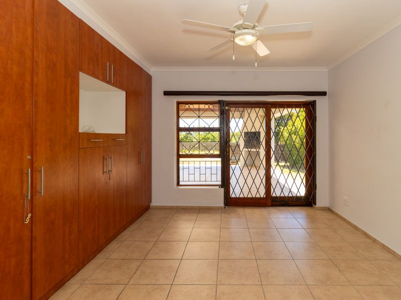 Modern 3-Bedroom Duplex - DOWNSTAIRS - with Private Entrance, Pool & Inverter to rent in Raithby - Photo 7