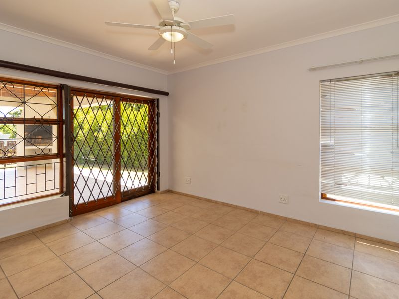 Modern 3-Bedroom Duplex - DOWNSTAIRS - with Private Entrance, Pool & Inverter to rent in Raithby - Photo 6