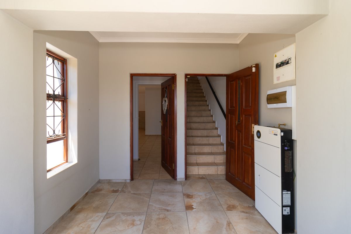 Modern 3-Bedroom Duplex - UPSTAIRS - with Private Entrance, Pool & Inverter to rent in Raithby - Photo 2