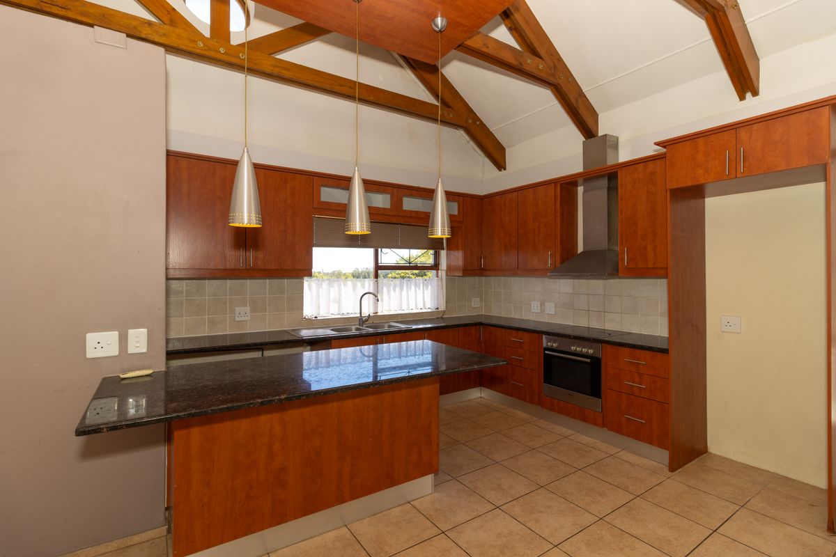 Modern 3-Bedroom Duplex - UPSTAIRS - with Private Entrance, Pool & Inverter to rent in Raithby - Photo 3