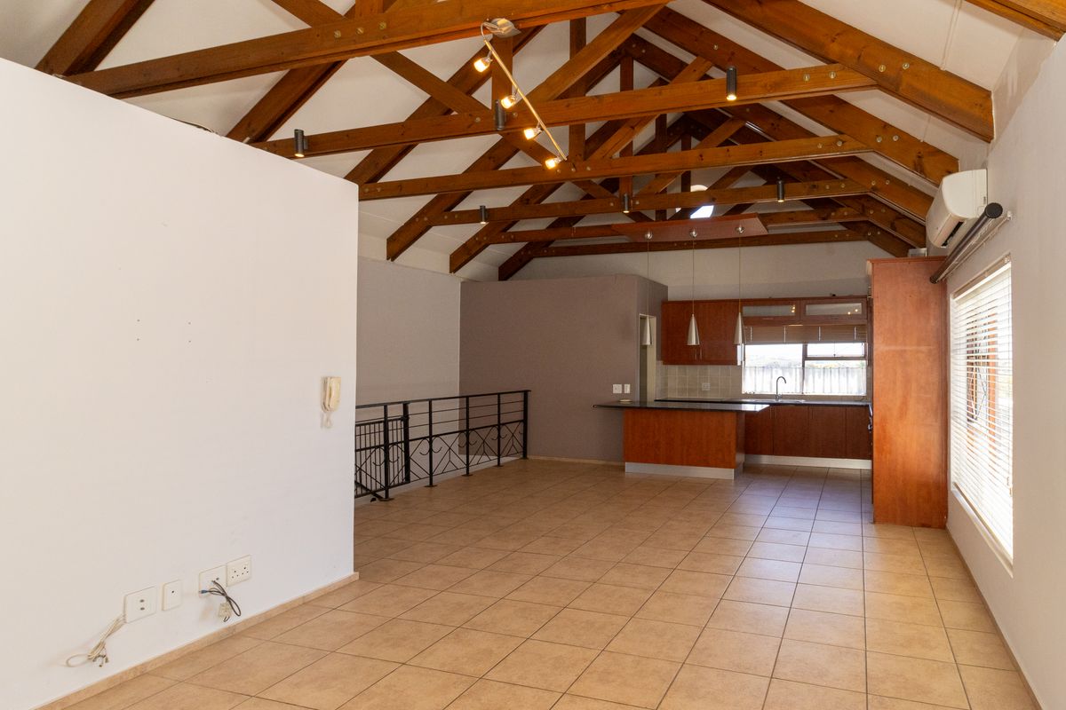 Modern 3-Bedroom Duplex - UPSTAIRS - with Private Entrance, Pool & Inverter to rent in Raithby - Photo 5