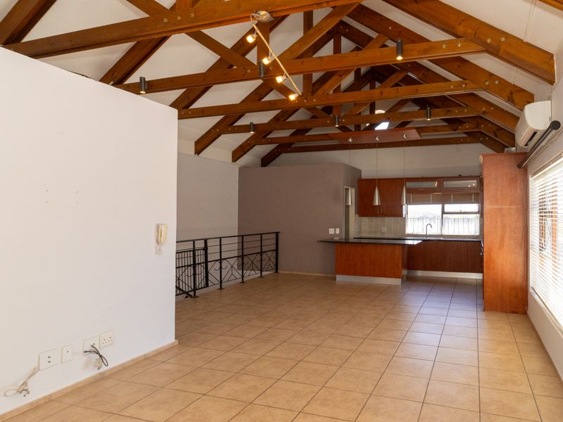 Modern 3-Bedroom Duplex - UPSTAIRS - with Private Entrance, Pool & Inverter to rent in Raithby - Photo 5