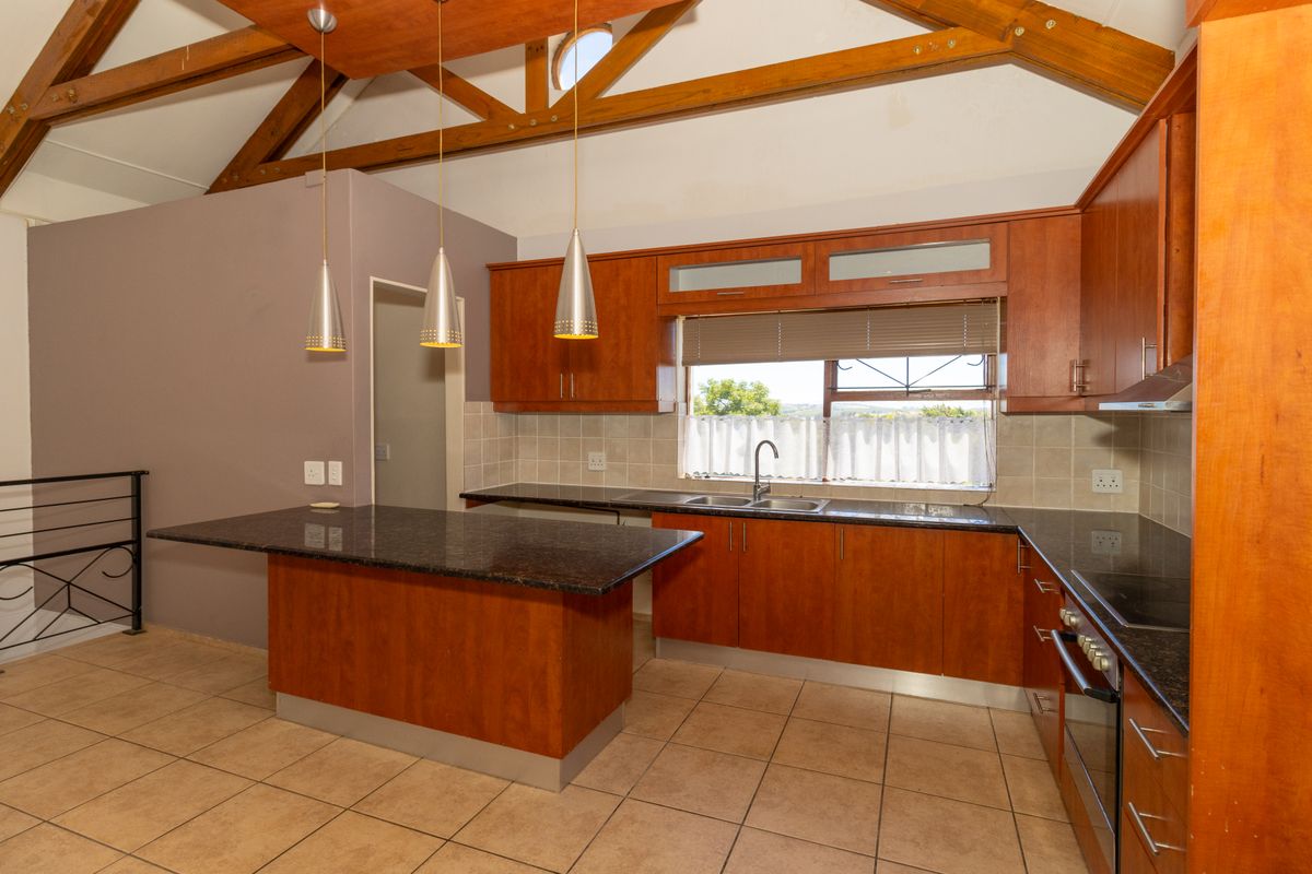 Modern 3-Bedroom Duplex - UPSTAIRS - with Private Entrance, Pool & Inverter to rent in Raithby - Photo 4