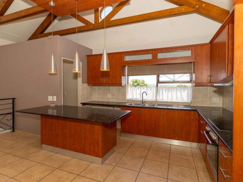 Modern 3-Bedroom Duplex - UPSTAIRS - with Private Entrance, Pool & Inverter to rent in Raithby - Photo 4