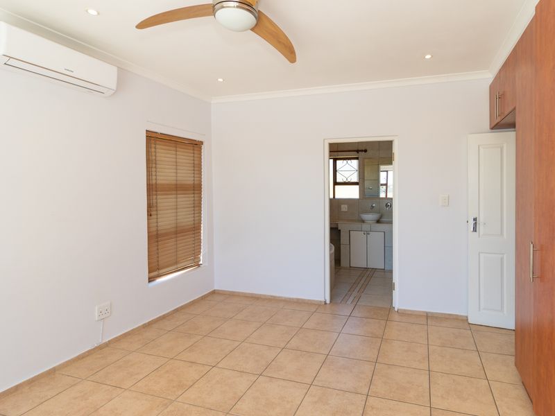 Modern 3-Bedroom Duplex - UPSTAIRS - with Private Entrance, Pool & Inverter to rent in Raithby - Photo 10