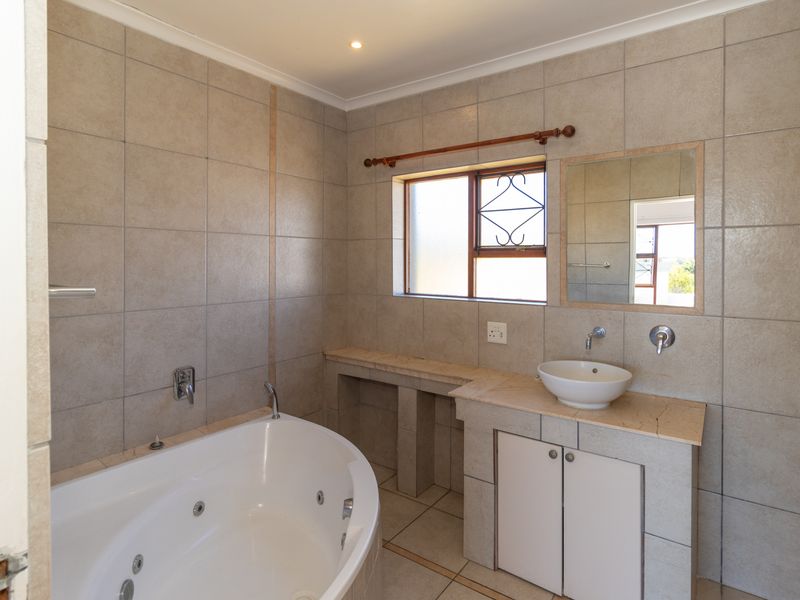 Modern 3-Bedroom Duplex - UPSTAIRS - with Private Entrance, Pool & Inverter to rent in Raithby - Photo 9