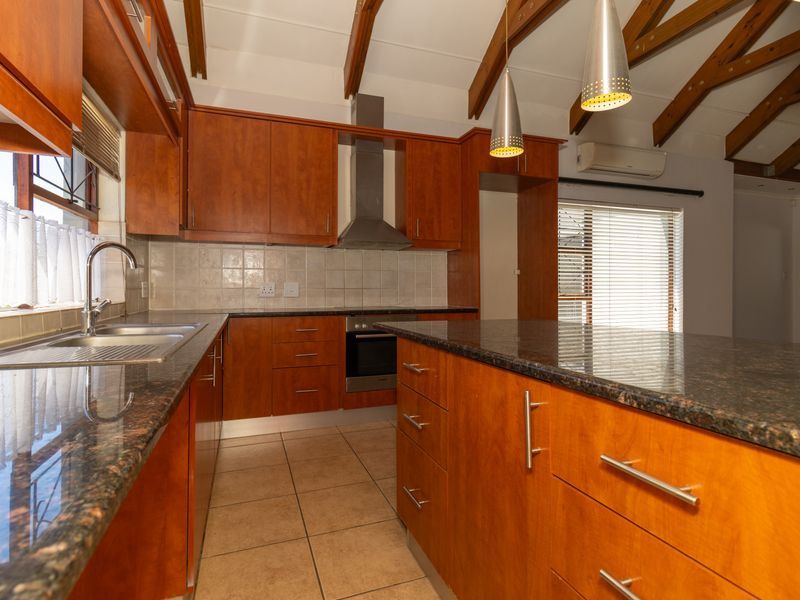 Modern 3-Bedroom Duplex - UPSTAIRS - with Private Entrance, Pool & Inverter to rent in Raithby - Photo 8