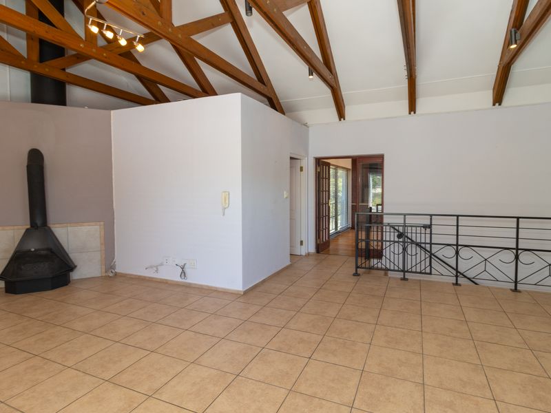 Modern 3-Bedroom Duplex - UPSTAIRS - with Private Entrance, Pool & Inverter to rent in Raithby - Photo 6