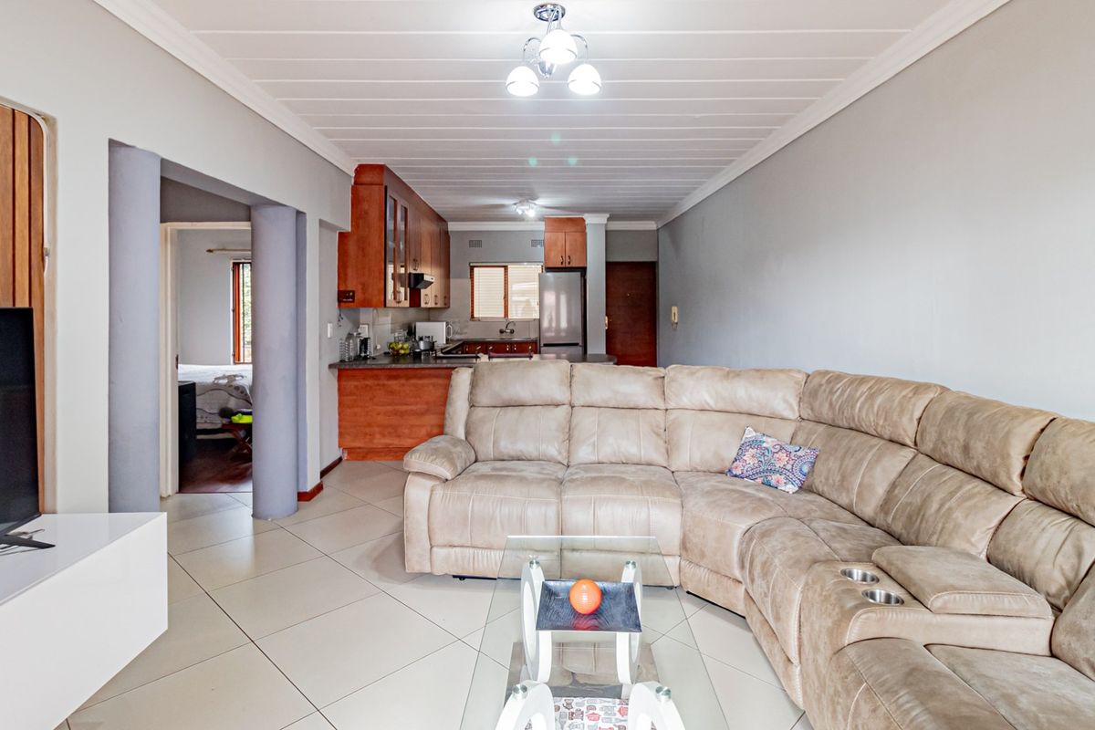 Exceptional Ground Floor Townhouse in a Prime Location! - Photo 3