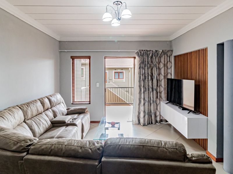 Exceptional Ground Floor Townhouse in a Prime Location! - Photo 9