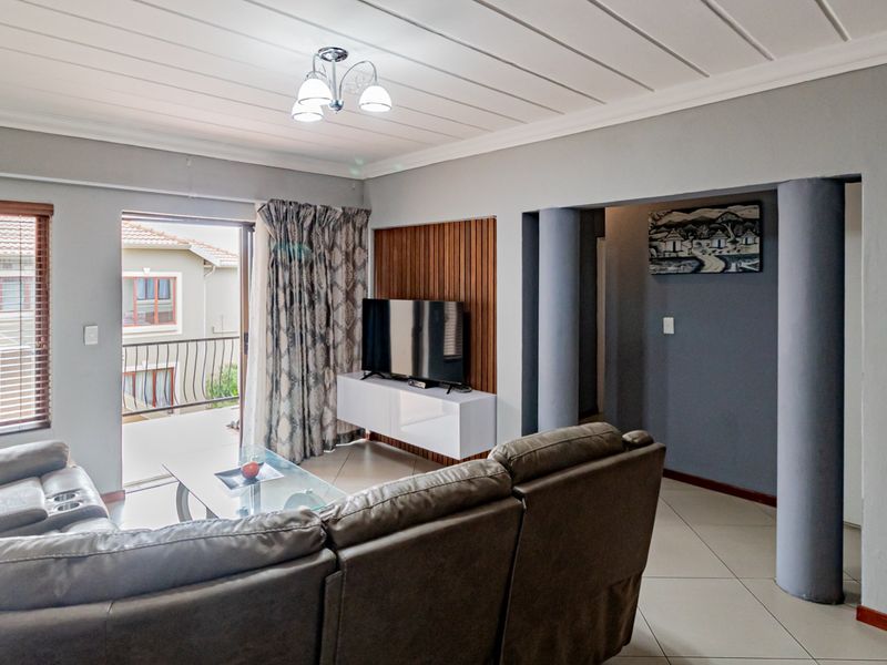 Exceptional Ground Floor Townhouse in a Prime Location! - Photo 8