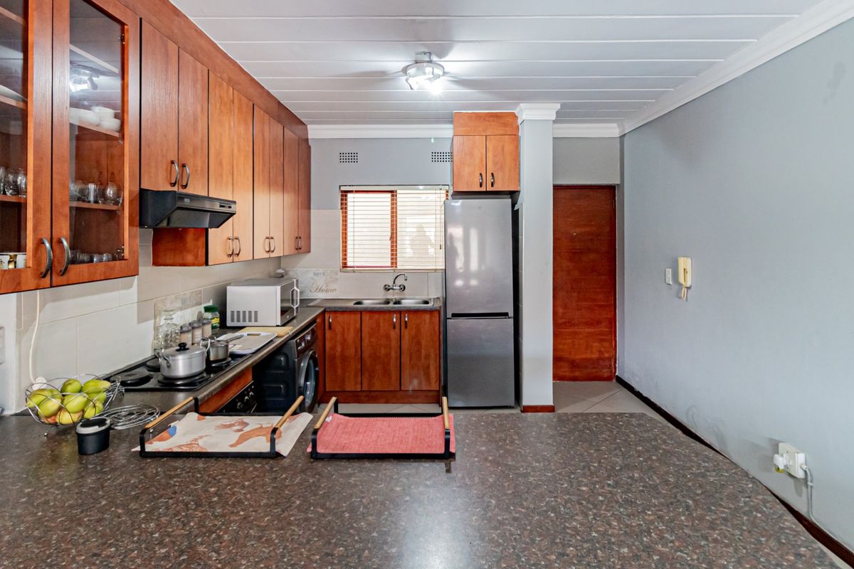 Exceptional Ground Floor Townhouse in a Prime Location! - Photo 5