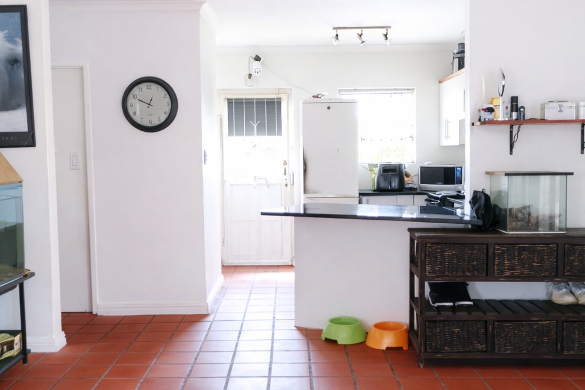 Perfect Starter Home with Spacious Garage and Enclosed Garden - Photo 2