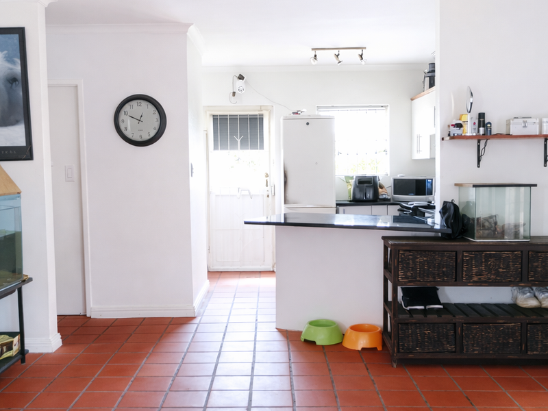 Perfect Starter Home with Spacious Garage and Enclosed Garden - Photo 2