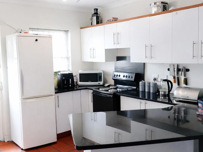 Perfect Starter Home with Spacious Garage and Enclosed Garden - Photo 6