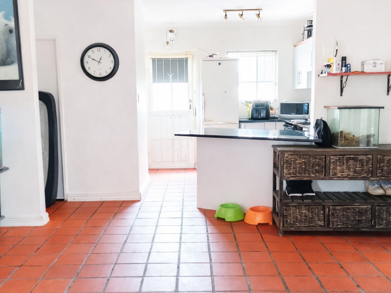 Perfect Starter Home with Spacious Garage and Enclosed Garden - Photo 3