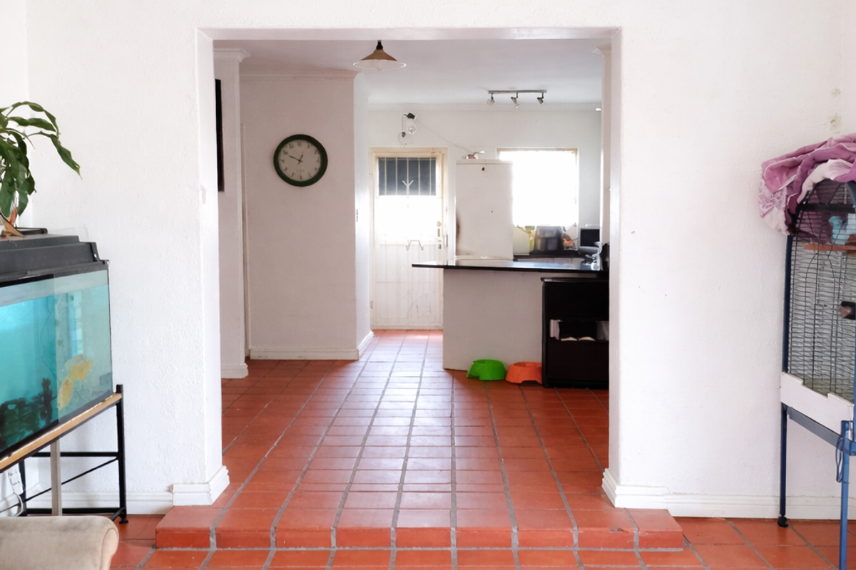 Perfect Starter Home with Spacious Garage and Enclosed Garden - Photo 4