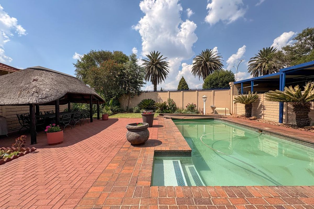 Breathtaking Home in Brenthurst - Photo 3