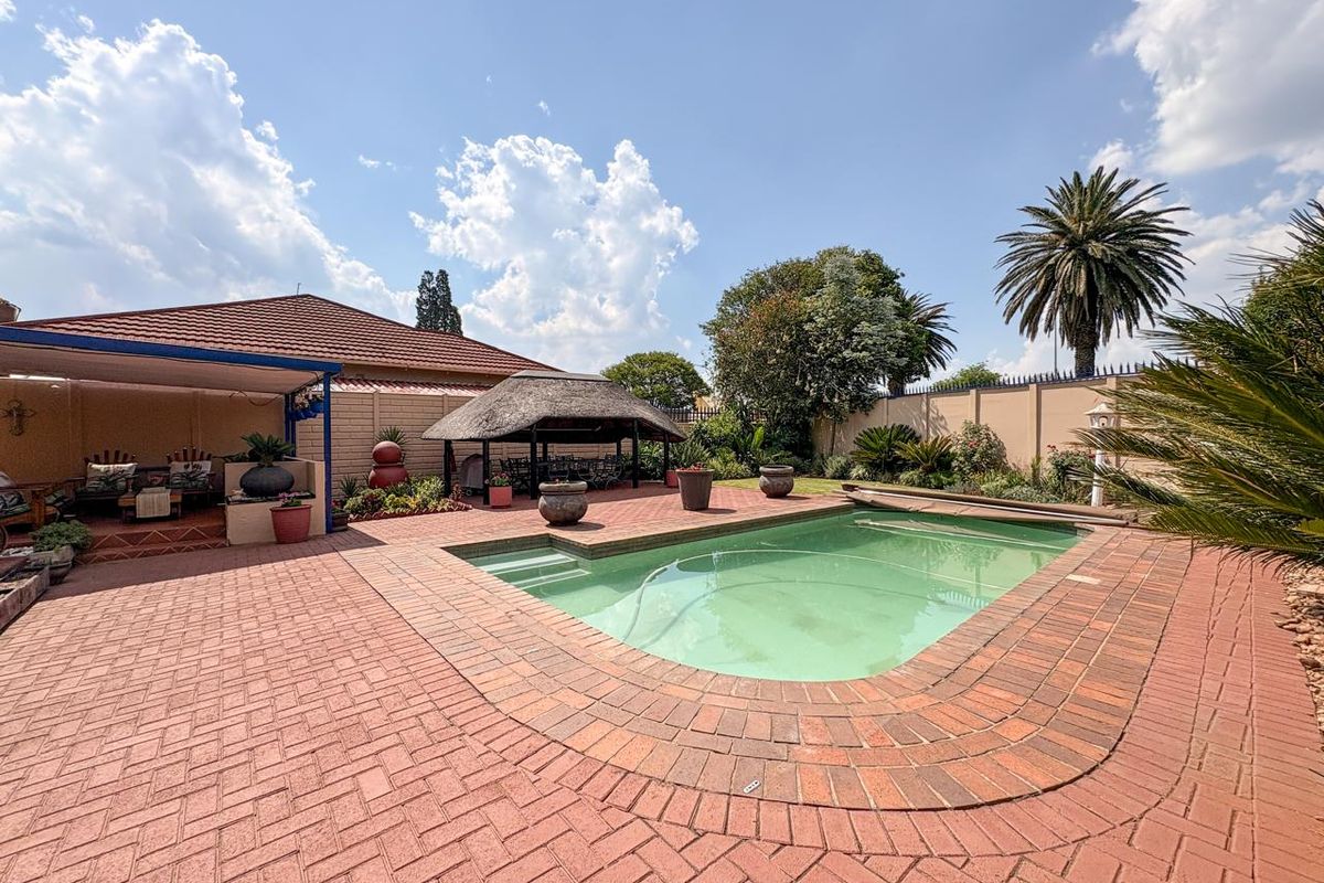 Breathtaking Home in Brenthurst - Photo 2