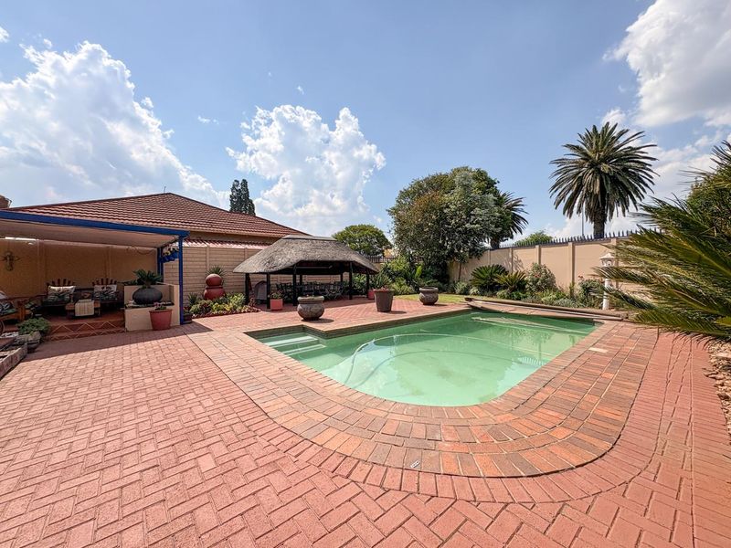 Breathtaking Home in Brenthurst - Photo 2