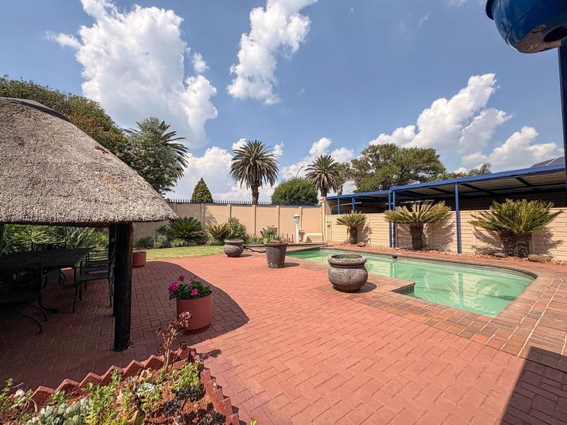Breathtaking Home in Brenthurst - Photo 1