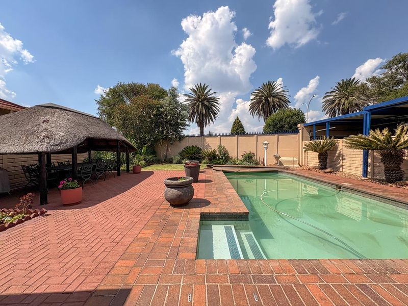 Breathtaking Home in Brenthurst - Photo 3