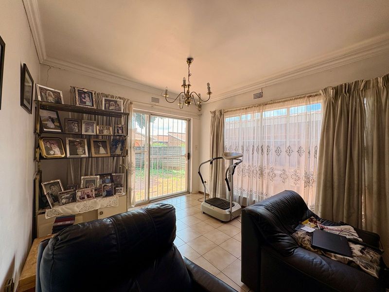 Super size family home in Larrendale - Photo 6